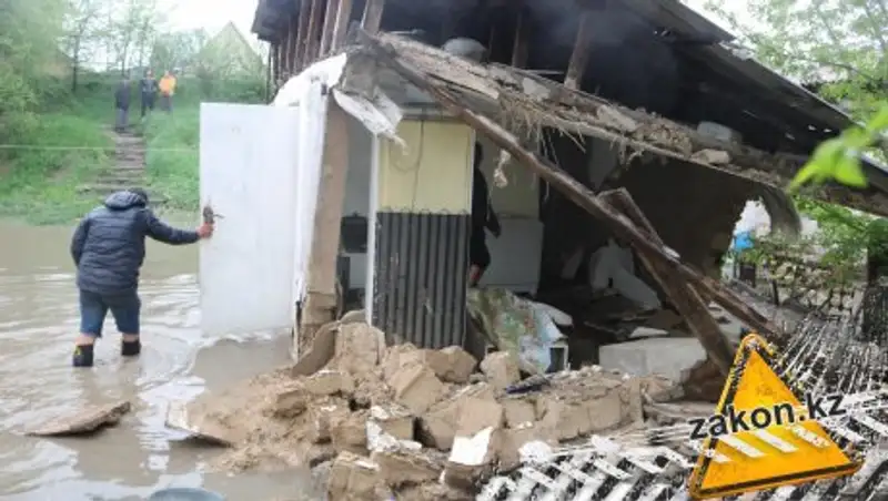 В мкр. Акбулак в Алматы две семьи остались без жилья из-за подтоплений