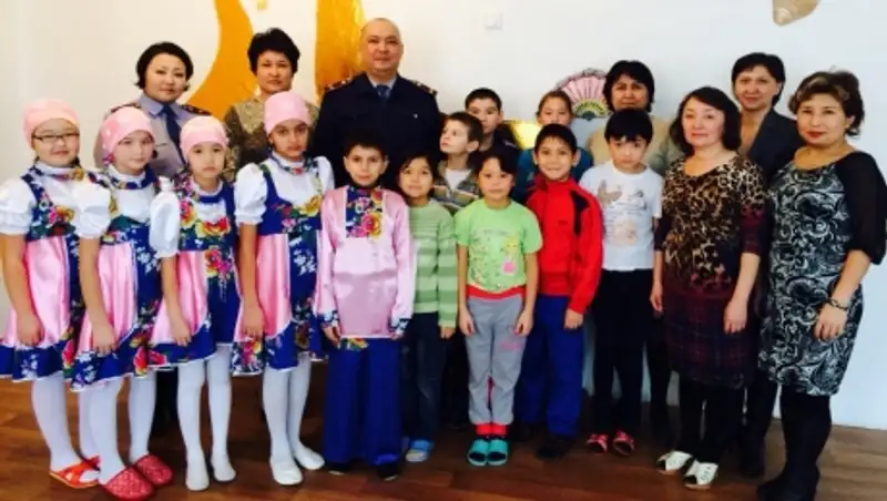 Акмолинские полицейские вручили подарки ученикам подшефной школы – интерната