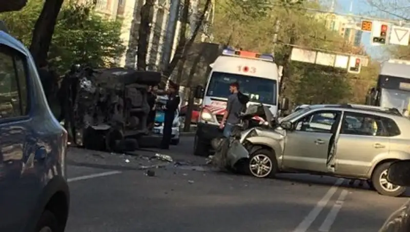 Трое человек пострадали в ДТП в Алматы