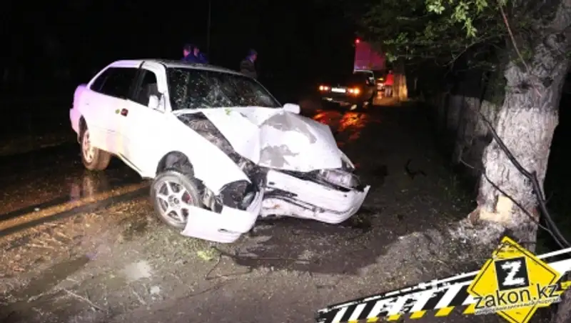 На Кульджинке в Алматы автолюбитель разбил машину о дерево