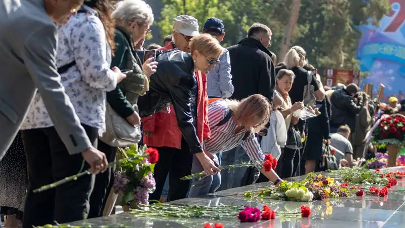 возложение, цветы, парк, фото - Новости Zakon.kz от 09.05.2023 12:10