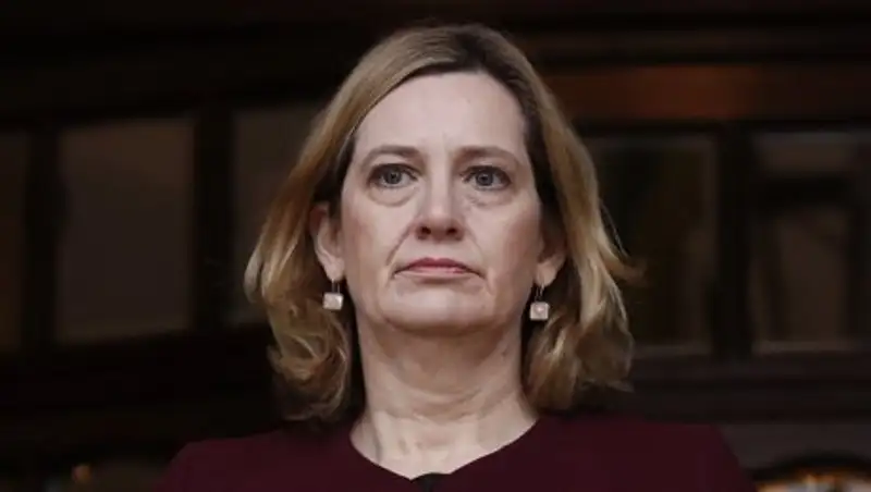 Глава МВД Великобритании ушла в отставку из-за скандала с мигрантами