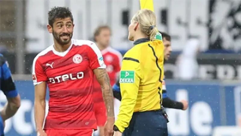 Немецкого игрока наказали ссылкой в женский футбол