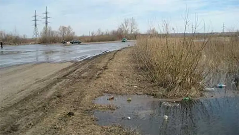 В СКО недалеко от Петропавловска р. Есиль подтопила участок трассы Челябинск-Новосибирск