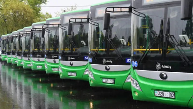 В Алматы продлили время работы общественного транспорта