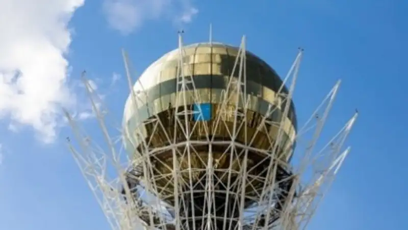 Стекла треснули на шаре «Байтерека» в Астане