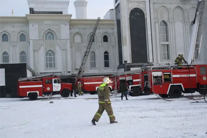 Дознаватели выясняют причины пожара в мечети «Хазрет Султан» (фото), фото - Новости Zakon.kz от 16.01.2012 19:28