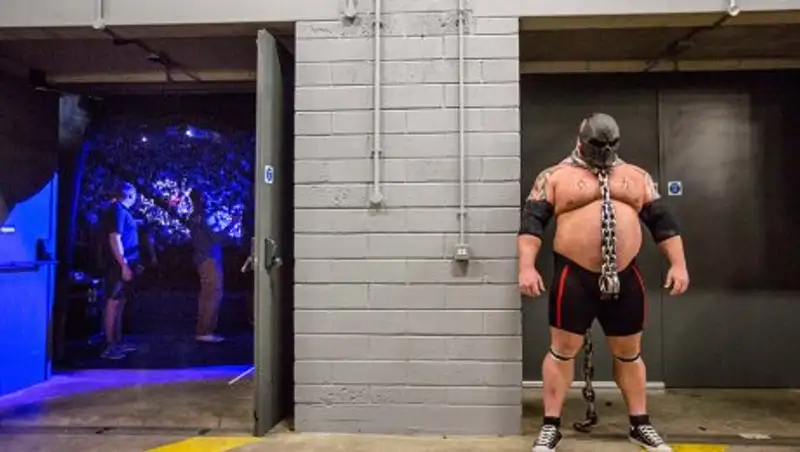 Распятия, жуткие чудовища и звери в теле людей: мир глазами лучших фотографов