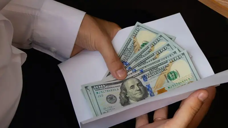 Чиновника Минздрава в Жетысуской области подозревают в системной коррупции