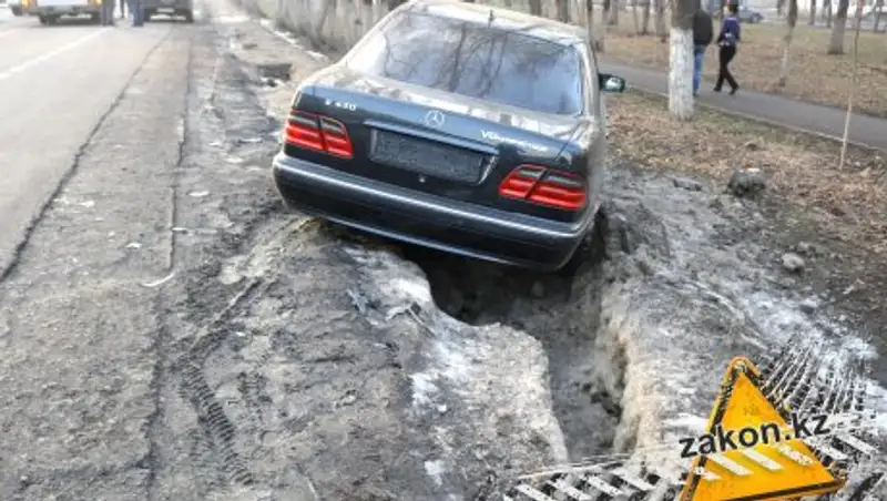В Алматы еще один Mercedes "лупарь" оказался в арыке после ДТП