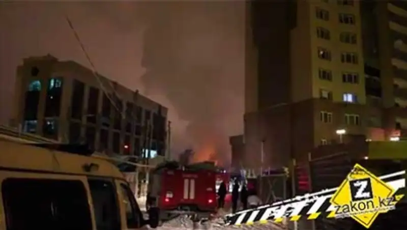 В Алматы сгорела времянка, расположенная вплотную к высотке