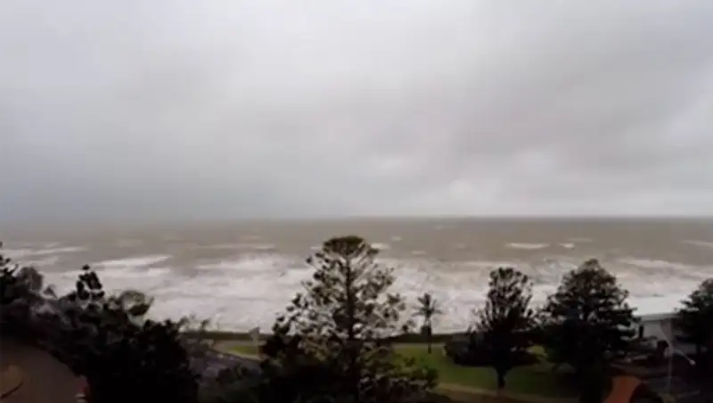 На Австралию с двух сторон обрушились два мощнейших урагана