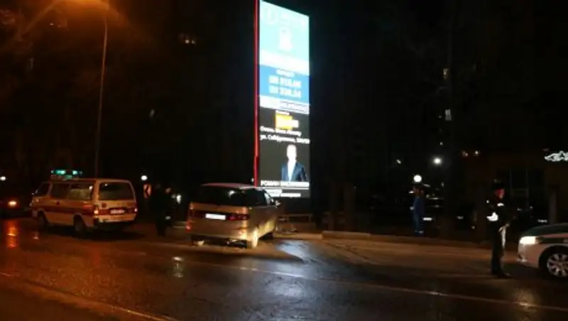 В Алматы водитель уснул за рулем и снес LED-экран