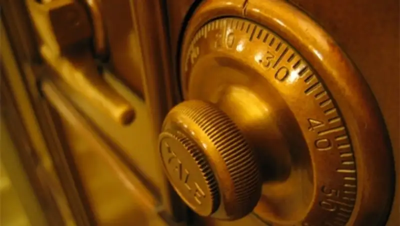 В Усть-Каменогорске мужчина с помощью лопаты взломал сейф в здании филиала "Нур Отана"