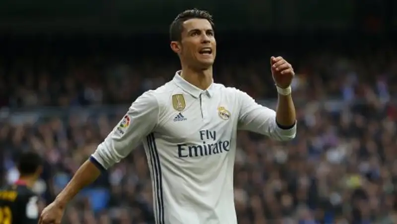 Роналду проехал на красный свет светофора перед машиной полиции