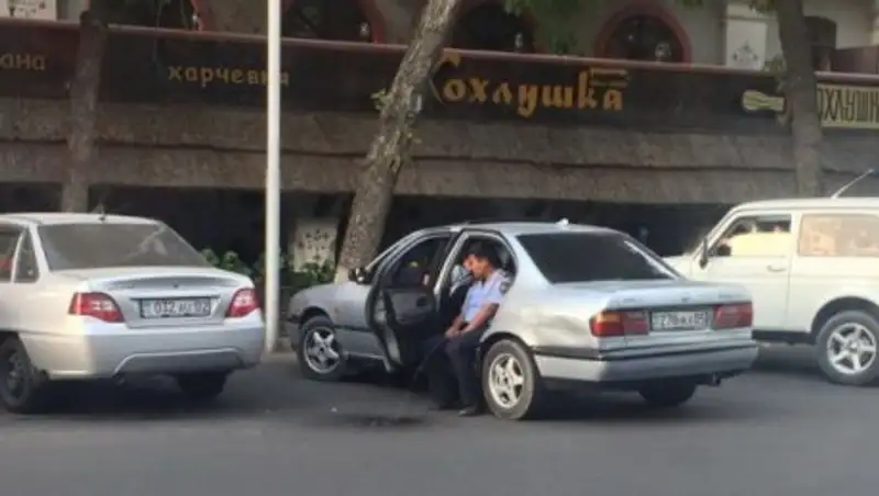 В Алматы уволен полицейский, справивший нужду из автомобиля