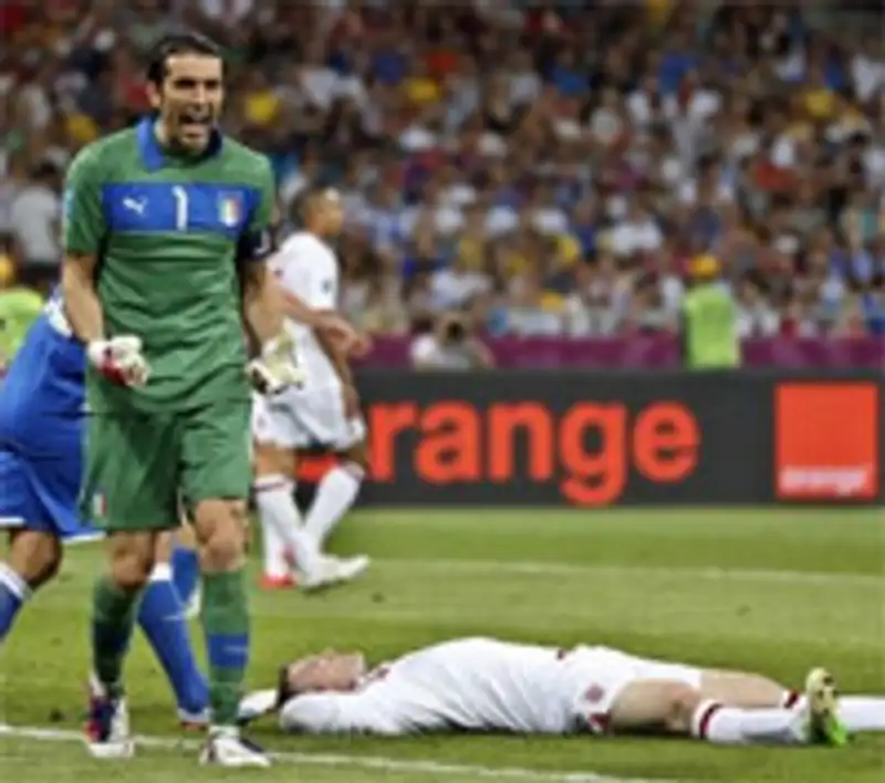Итальянцы вышли в полуфинал Евро-2012, обыграв англичан по пенальти, фото - Новости Zakon.kz от 25.06.2012 15:55