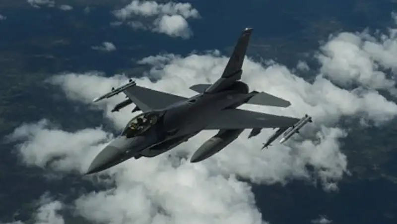 Истребитель НАТО пытался приблизиться к самолету Шойгу над Балтикой