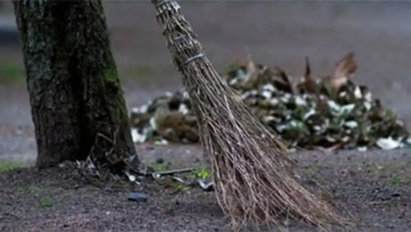 В Караганде детей школы-интернат под видом экскурсии заставили мести двор гостиницы