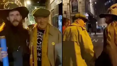 Иэн Маккелен встретил фаната, фото - Новости Zakon.kz от 18.04.2023 10:27