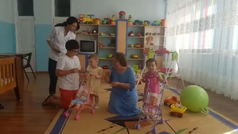 Усыновленный француженкой казахстанец спустя 10 лет вернулся в Шымкент