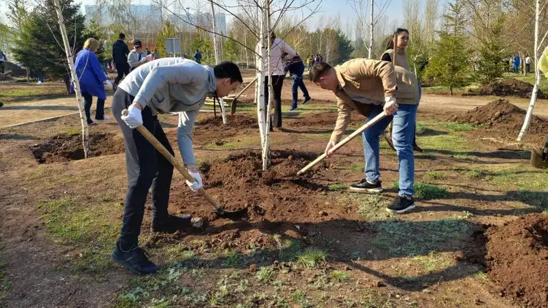 Казахстан Астана субботник посадка деревья, фото - Новости Zakon.kz от 29.04.2023 15:34