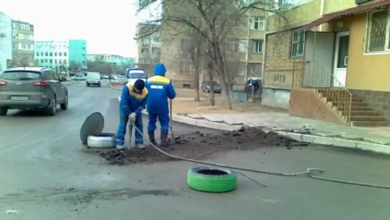 В Актау коммунальщики замуровали канализационный люк асфальтом