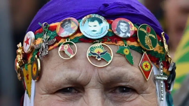 Тысячи курдов митингуют в Германии, осуждая операцию Анкары против РПК