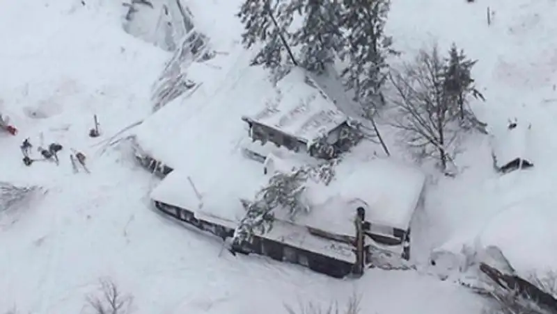 Из погребенного под лавиной итальянского отеля достали первое тело погибшего