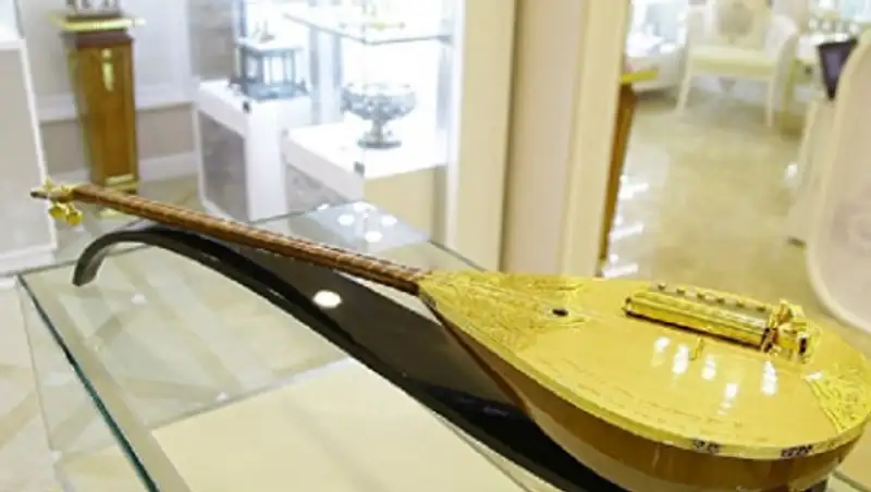 Домбру из золота и бриллиантов хотят подарить Нурсултану Назарбаеву