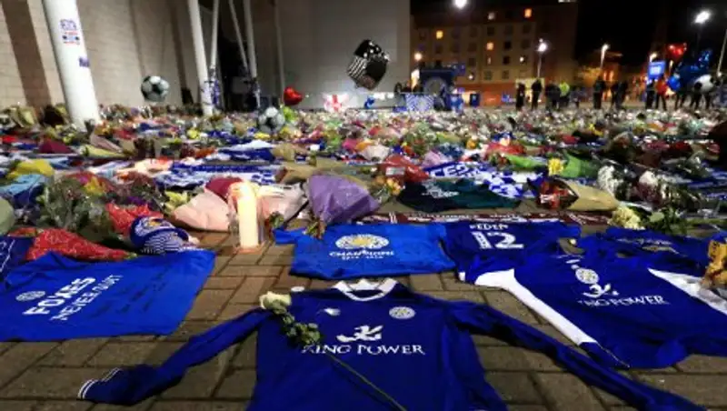 Болельщики английского "Лестера" скорбят по погибшему владельцу клуба
