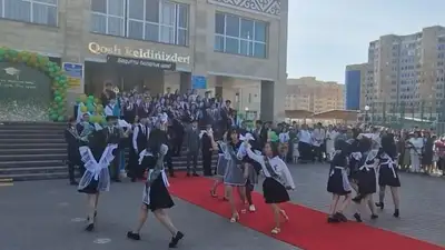 Казахстан школа линейка последний звонок, фото - Новости Zakon.kz от 01.06.2023 13:42