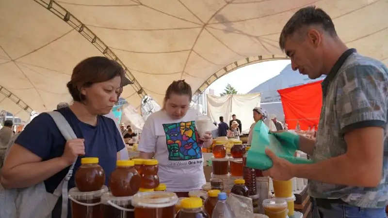 мед на ярмарке в Нур-Султане, фото - Новости Zakon.kz от 28.08.2022 11:43