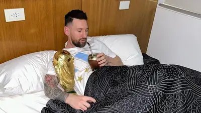 Месси опубликовал фото с Кубком мира в постели, фото - Новости Zakon.kz от 20.12.2022 18:05