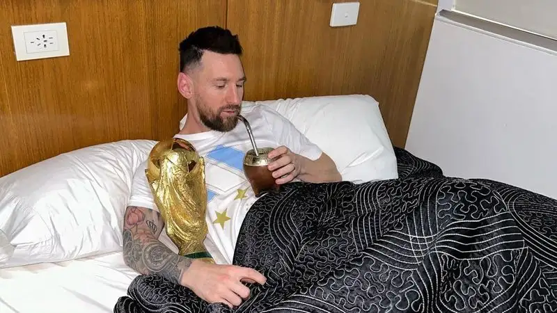 Месси опубликовал фото с Кубком мира в постели