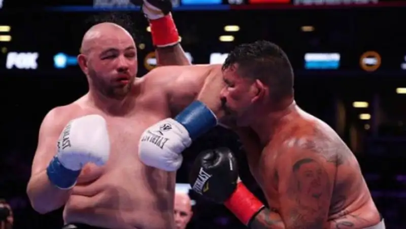 Супертяжеловесы выдали бой с рекордным количеством ударов