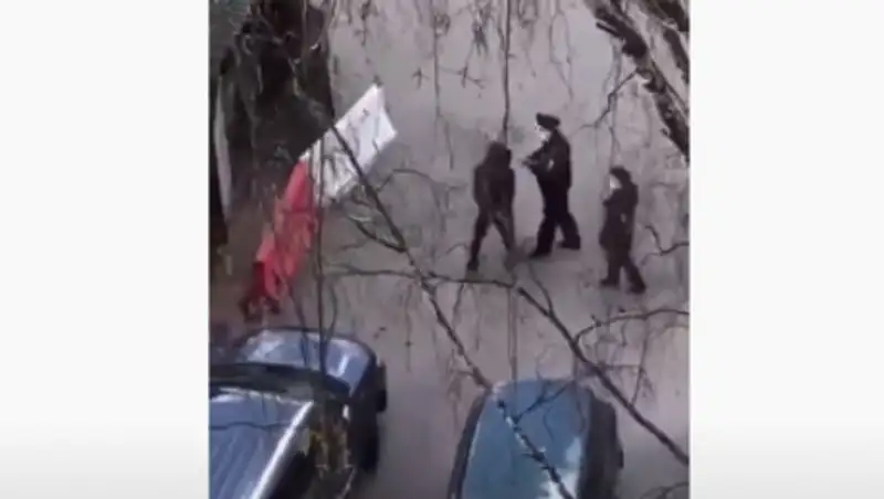 Видео с избиением полицейским задержанного появилось в Казнете