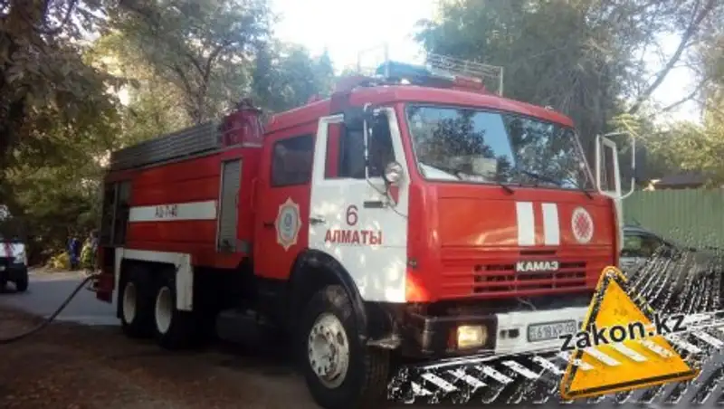 Из-за пожара в жилом доме в Алматы эвакуировали 13 человек