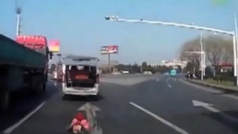 В Китае ребенок выпал из багажника во время движения автомобиля по трассе