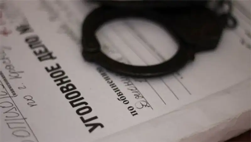 В РФ обвиняемый в убийстве попытался съесть свое уголовное дело