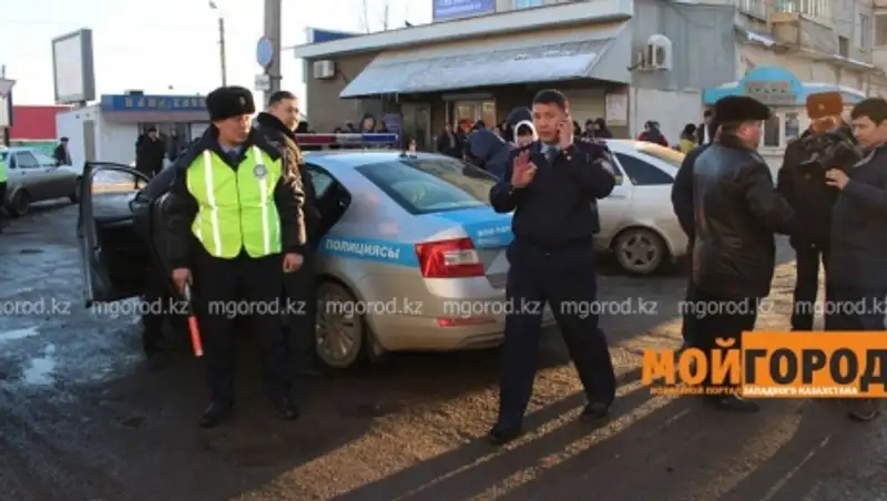 Двое дорожных полицейских задержаны в Уральске за взятку