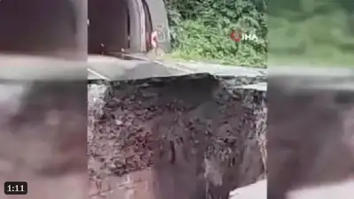 В Турции обвалилась часть трассы из-за дождей, фото - Новости Zakon.kz от 12.07.2023 18:23