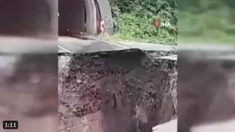 В Турции провалилась часть трассы из-за дождей