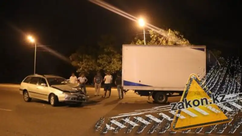 Легковушка протаранила грузовик в Алматы