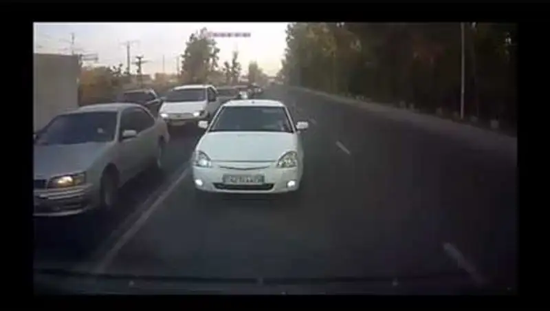 Полицию просят принять меры по факту нарушения ПДД и хулиганства в Алматы