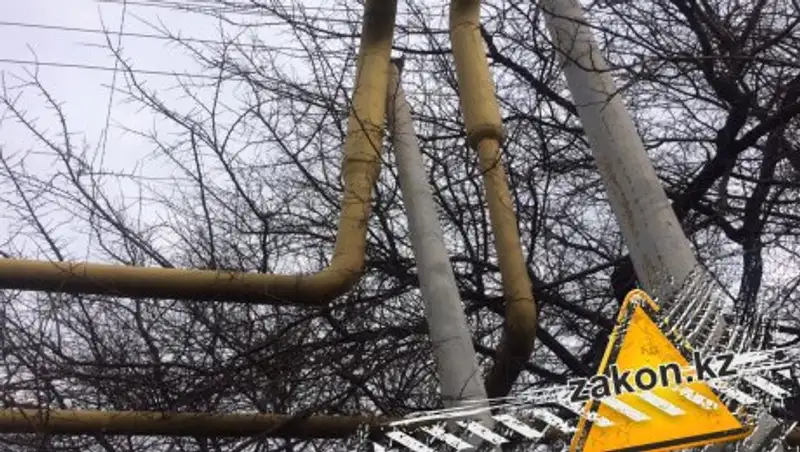 В Алматы Toyota снесла опору газовой трубы и врезалась в забор