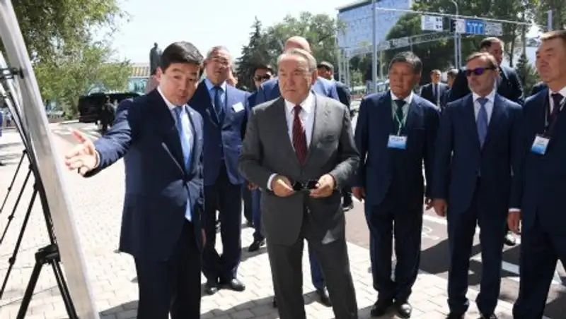 Назарбаев осмотрел реконструированные улицы в Алматы