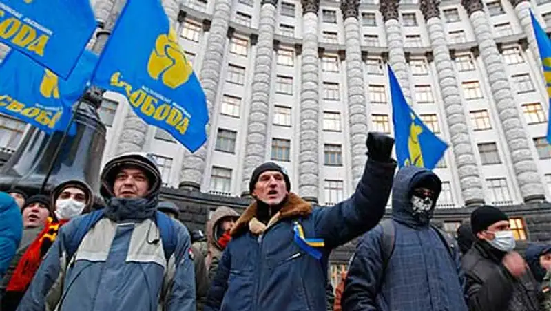 В Киеве манифестанты собрались у правительственных зданий