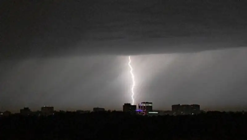 В Донбассе молния убила женщину и ребенка