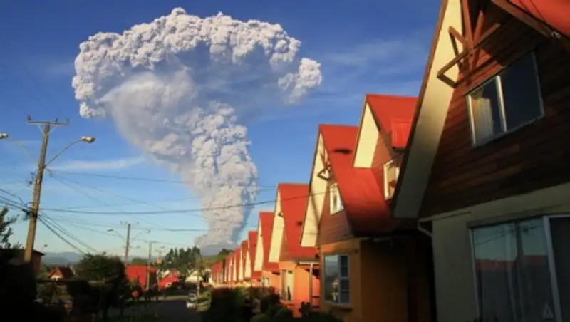 Вулкан в Чили вновь извергается, красный уровень опасности сохранен